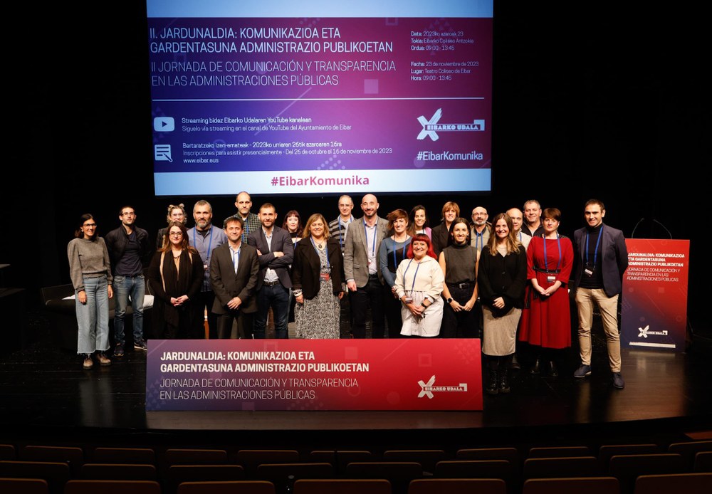 "II. Jardunaldia: Komunikazioa eta Gardentasuna administrazio publikoetan": bideoa ikusgai Eibarko Udalaren YouTube kanalean "II. Jardunaldia: Komunikazioa eta Gardentasuna administrazio publikoetan" ekimenean parte hartu zuten hizlarien, antolatzaileen eta parte-hartzaileen taldeko argazkia.