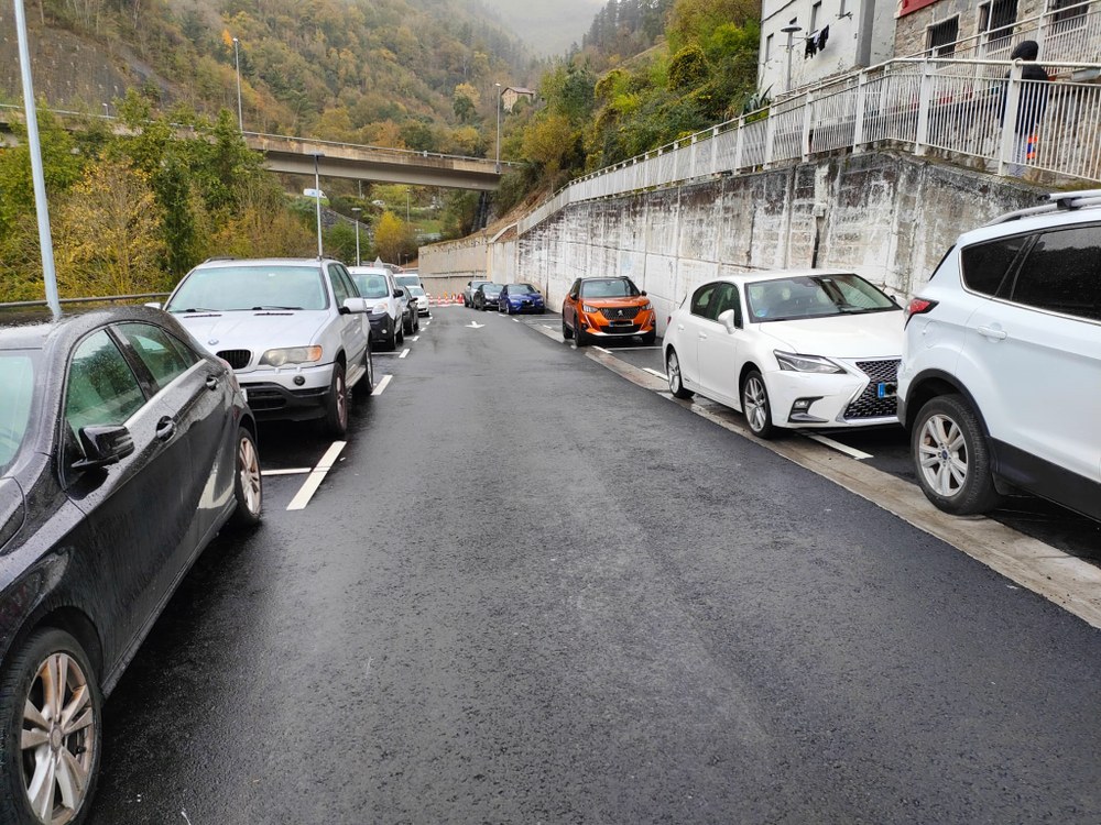 Legarreko aparkaleku-gune berria, 56 plazarekin, martxan da dagoeneko Legarreko aparkaleku-gune berriaren argazkia.