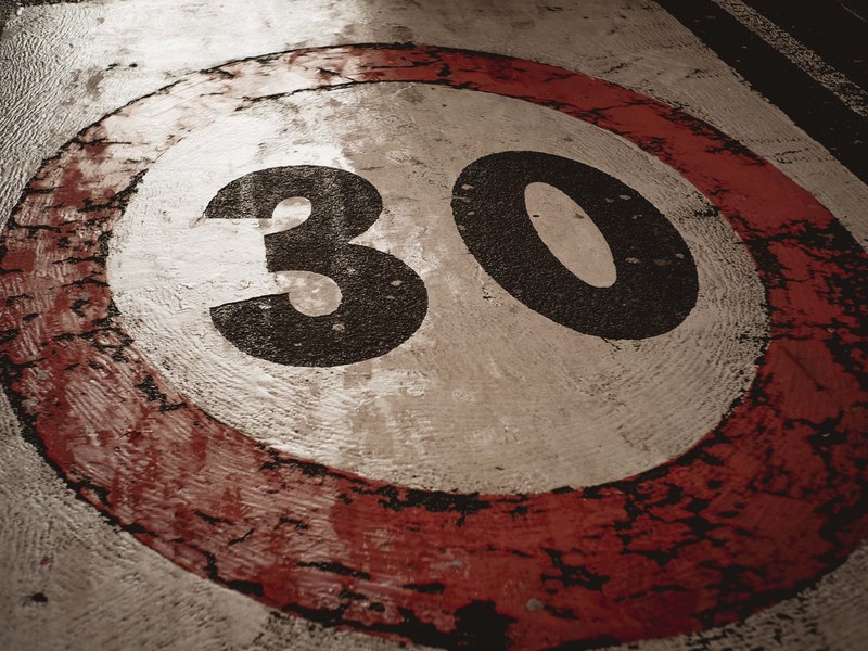 30 km/h-ko abiadura-muga ezartzen duen irudia.