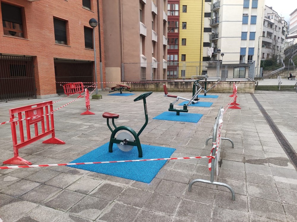Osasuna zaintzeko aparatuak jarri ditu Udalak Muzategiko parkean Muzategiko parkean jarri diren makina bio-osasungarriak kirola egiteko.