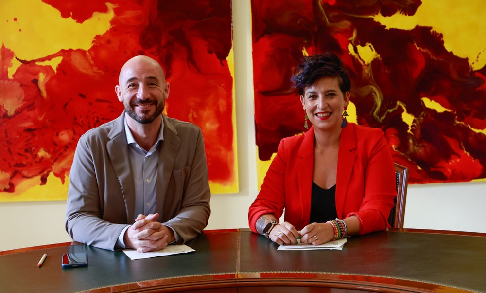 Pertsona nagusientzako arreta psikosozialeko programa bat antolatu du Udalak Pertsona nagusientzako arreta psikosozialeko programa aurkezteko egin den prentsaurrekoaren irudia. Jon Iraola alkatea eta Sonia Archeli, Gizartekintzako zinegotzia.
