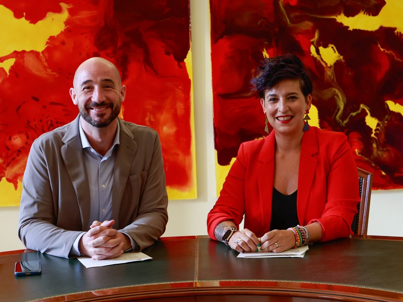 Pertsona nagusientzako arreta psikosozialeko programa aurkezteko egin den prentsaurrekoaren irudia. Jon Iraola alkatea eta Sonia Archeli, Gizartekintzako zinegotzia.