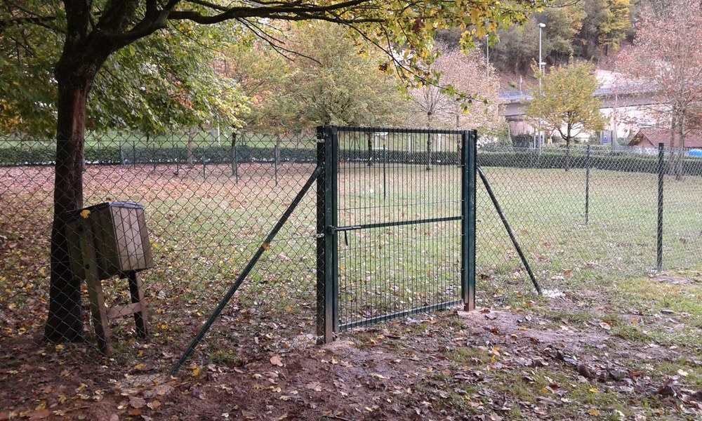 Txakurrak paseatzeko eremua Itzioko parkean