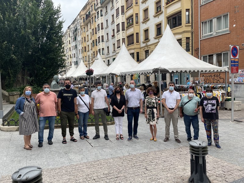 Eibarko agintariak eta merkataritzaren ordezkariak.