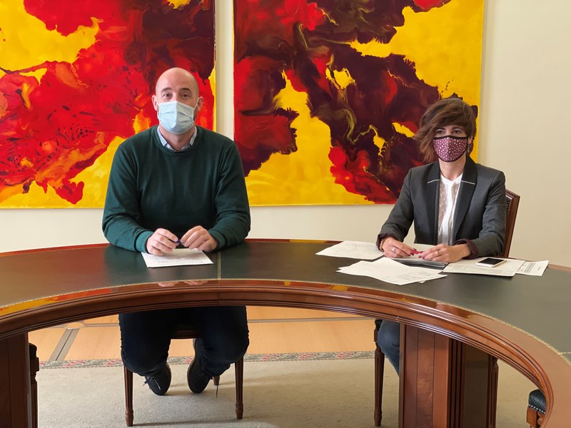Jon Iraola alkatea eta Ana Telleria Ogasuneko zinegotzia, Eibarko Udalaren 2022ko Aurrekontuaren aurreproiektuaren aurkezpenean.