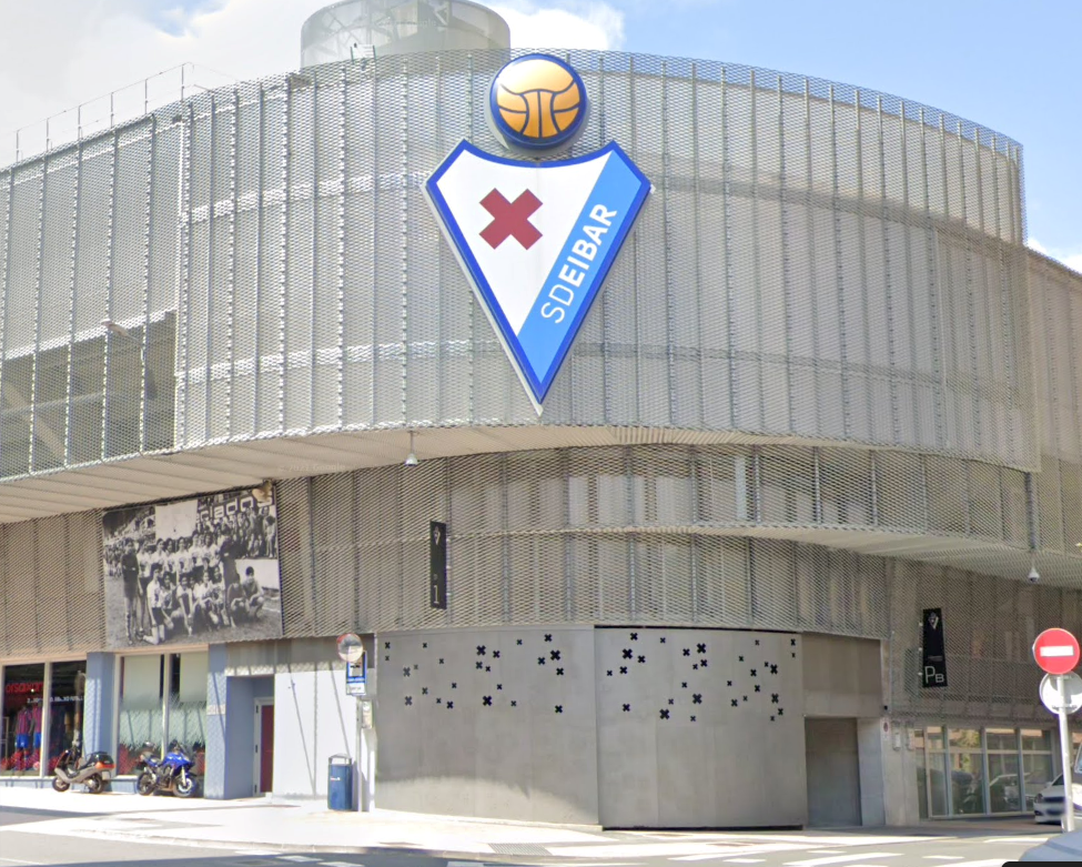 Udal honen eta Eibar Kirol Elkartearen azalpena, tokiko komunikabide batean argitaratutako informazio bati buruzkoa, bertan esaten baita EAEko Auzitegi Nagusiak ilegaltzat jo duela Ipuruako anexoa handitzea Ipuruako Udal Estadioaren artxiboko irudia.
