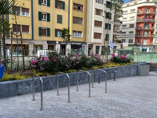 Udalak 120 leku berri jarri ditu bizikletak aparkatzeko eta beste 49 patineteentzat Errebal Plazan kokatutako bizikleta-aparkalekuaren irudia.