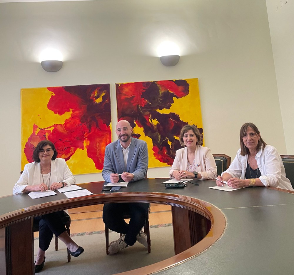 Udalak 509.900 euro inbertituko ditu 2024an herriko merkataritza sustatzeko Argazkian, Jon Iraola, Eibarko alkatea, Vanesa Hortas, Garapen Ekonomiko, Enplegu eta Berrikuntzako zinegotzia eta herriko dendarien ordezkariak.
