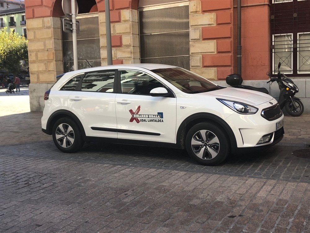 Udalak auto hibrido bat erosi du Brigadarentzat, eraginkortasun energetikoarekin duen konpromisoa betez