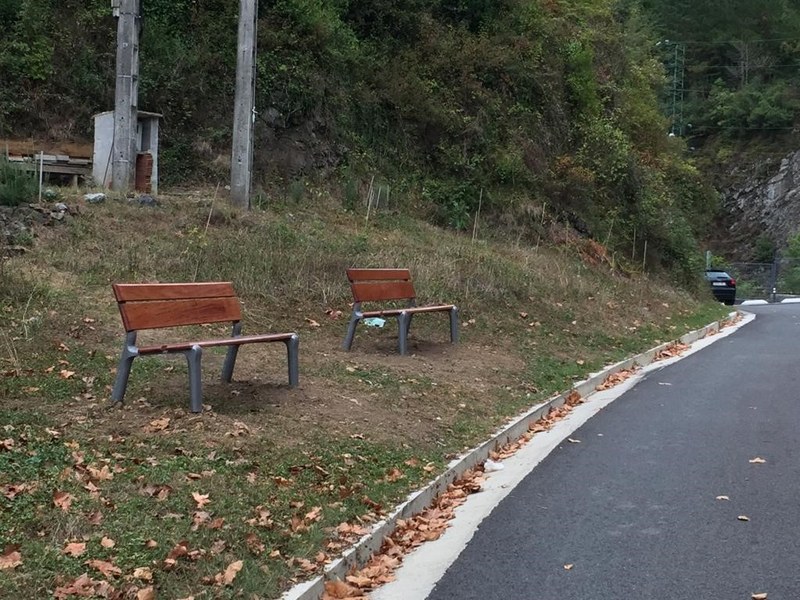  Azitain eta Maltzaga arteko bidegorriaren ibilbidean jarritako bankuak.