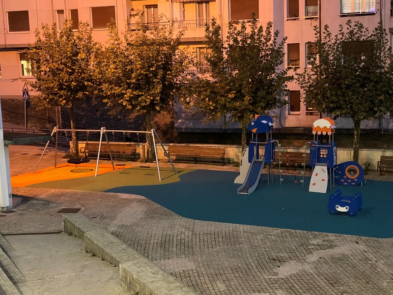 Amañako elizaren ondoan dagoen haurrentzako jolas-parkearen irudia.