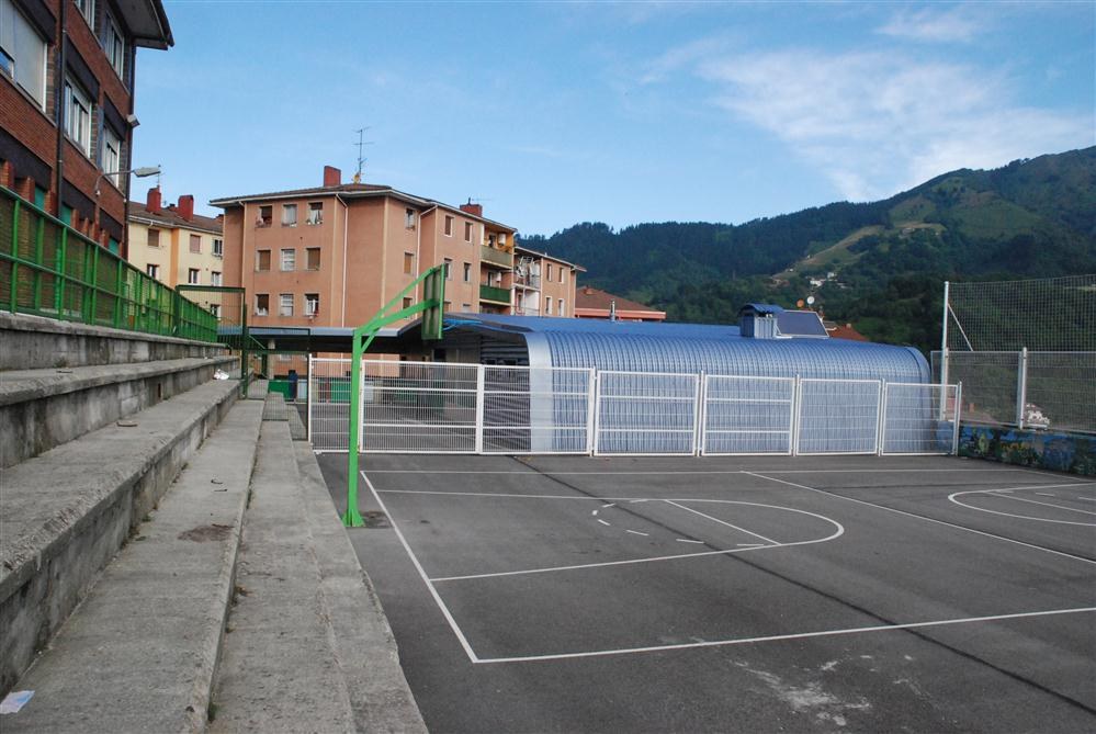 Udalak bi ikastetxetako patioak zabalduko ditu, umeek eta gazteek eskola-ordutegiz kanpo jolasteko eta kirola egiteko Arrateko Andra Mari. Argazkia: www.euskadi.eus