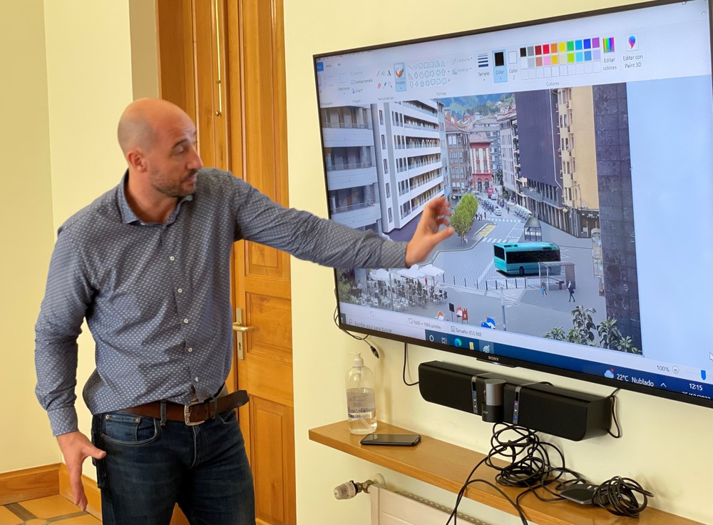Udalak Egogain ingurua berrurbanizatzeko proiektua aurkeztu du, gaur egungo autobus-geltokian funtsezko hobekuntzak ekarriko dituena Irudian, Jon Iraola alkatea, Egogain ingurua berrurbanizatzeko proiektuaren aurkezpenean.