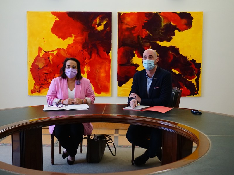 Argazkian, Rafaela Romero Mugikortasuneko eta Lurralde Antolaketako foru diputatua eta Jon Iraola, Eibarko alkatea.