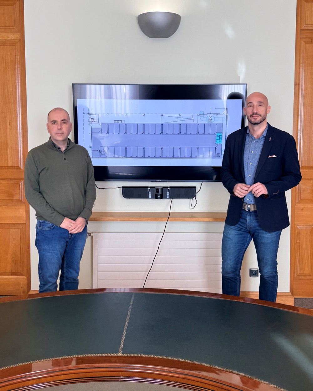 Jon Iraola, Eibarko alkatea, eta Luis Vicente Castellanos, Hirigintzako zinegotzia, Ipuruako garajeen lizitazioa aurkezteko prentsaurrekoan.