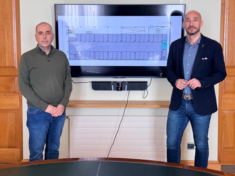 Jon Iraola, Eibarko alkatea, eta Luis Vicente Castellanos, Hirigintzako zinegotzia, Ipuruako garajeen lizitazioa aurkezteko prentsaurrekoan.