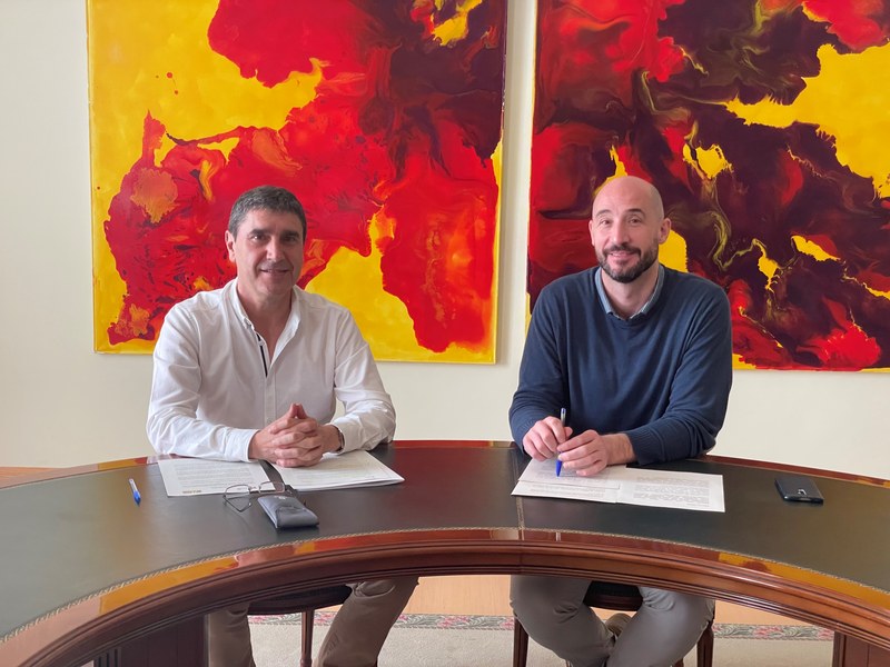 Ezkerretik eskuinera, Alberto Albístegui, Obretako zinegotzia, eta Jon Iraola alkatea, “Eibar eta Azitain geltokien arteko trenbide-zatiaren azterlan akustikoa” izenekoaren emaitzak ezagutzera emateko egin den prentsaurrekoan.