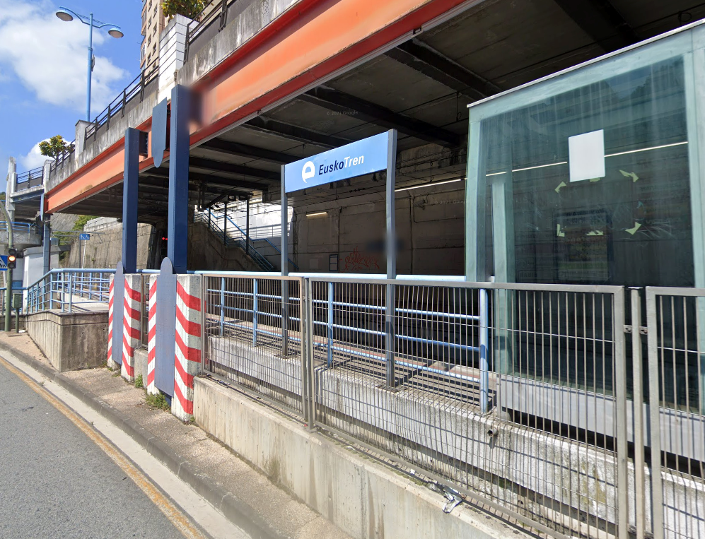 Udalak jakinarazten du Euskal Trenbide Sareak Unibertsitateko geltokiko nasen zoladura berrizteko lanak egingo dituela Unibertsitateko tren geltokiko artxiboko irudia.