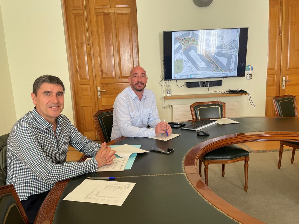 Udalak Julian Etxeberriaren berrurbanizazio-proiektua aurkeztu du, Eibarko erdigunearen parte bat oinezkoentzat izatea ahalbidetuko duena Jon Iraola alkatea (eskuina) eta Alberto Albístegui Obretako zinegotzia (ezk.), Julián Etxeberriaren berrurbanizazio-proiektua aurkezteko prentsaurrekoan.