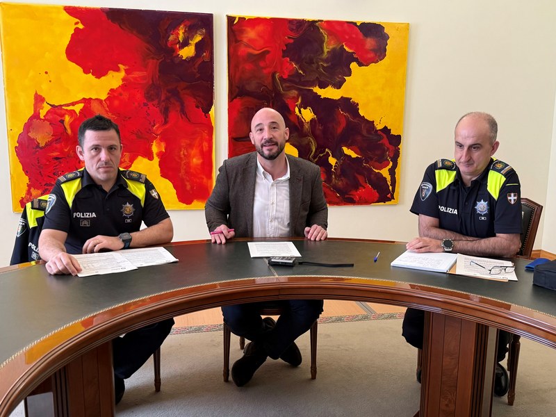 Julen Saldias Eibarko Udaltzaingoaren burua, Jon Iraola alkatea eta Guillermo Argente Udaltzaingoaren buruordea prentsaurrekoan.