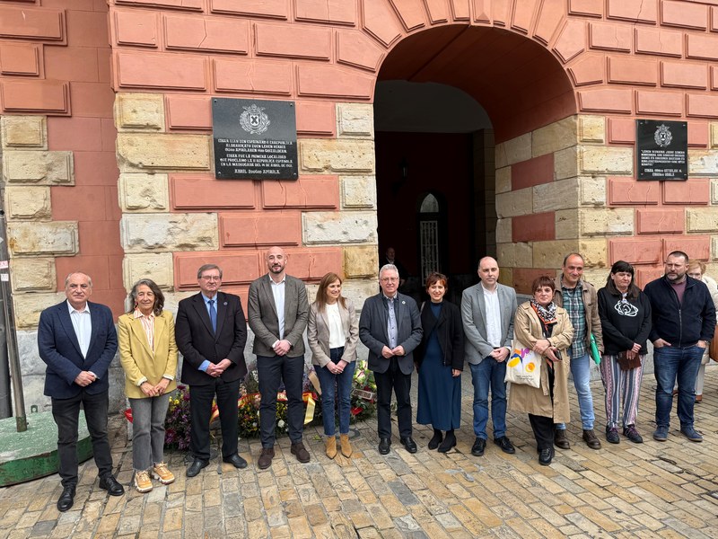 Untzaga plaza Memoriaren Leku izateko gertuago dago, espediente ofizialari hasiera eman ondoren Irudian, tokiko, autonomia-erkidegoko eta estatuko ordezkariak.