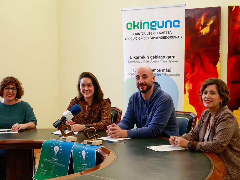 Irudian, Jon Iraola Eibarko alkateak, Vanessa Hortas Ekonomiaren Garapen, Enplegu eta Prestakuntza Saileko zinegotzia, Elena Gisasola Ekinguneko presidentea eta Leire Berasaluze elkarteko zuzendaria.