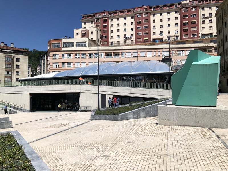 Errebal Plazia eraikineko artxiboko irudia.