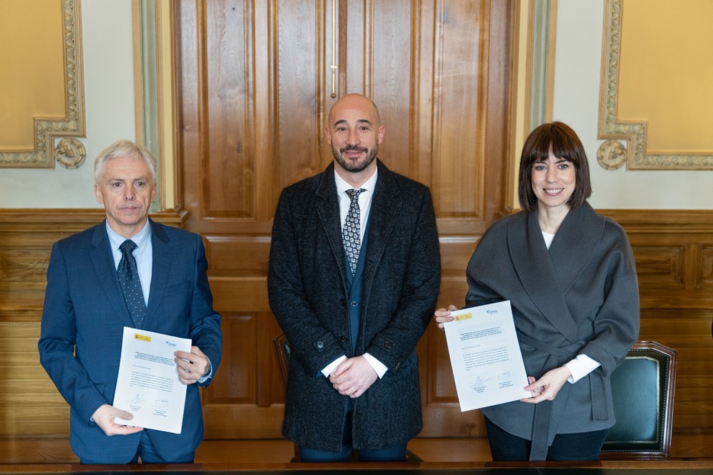 Zientzia eta Berrikuntzako ministro andrea Eibarren izan da, Gobernu zentralak hiriarekin eta haren industriarekin egindako apustua sendotzeko bi ekitalditan parte hartzeko Ezkerretik eskumara, Jesús María Iriondo Teknikerreko presidentea, Jon Iraola alkatea eta Diana Morant ministroa.