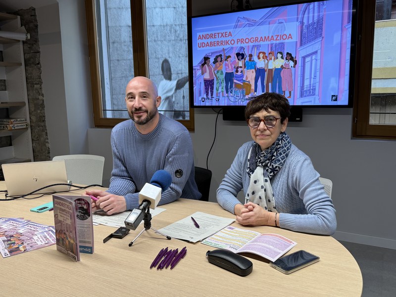 Jon Iraola, Eibarko alkatea, eta Elena Ibañez, Berdintasuneko zinegotzia.