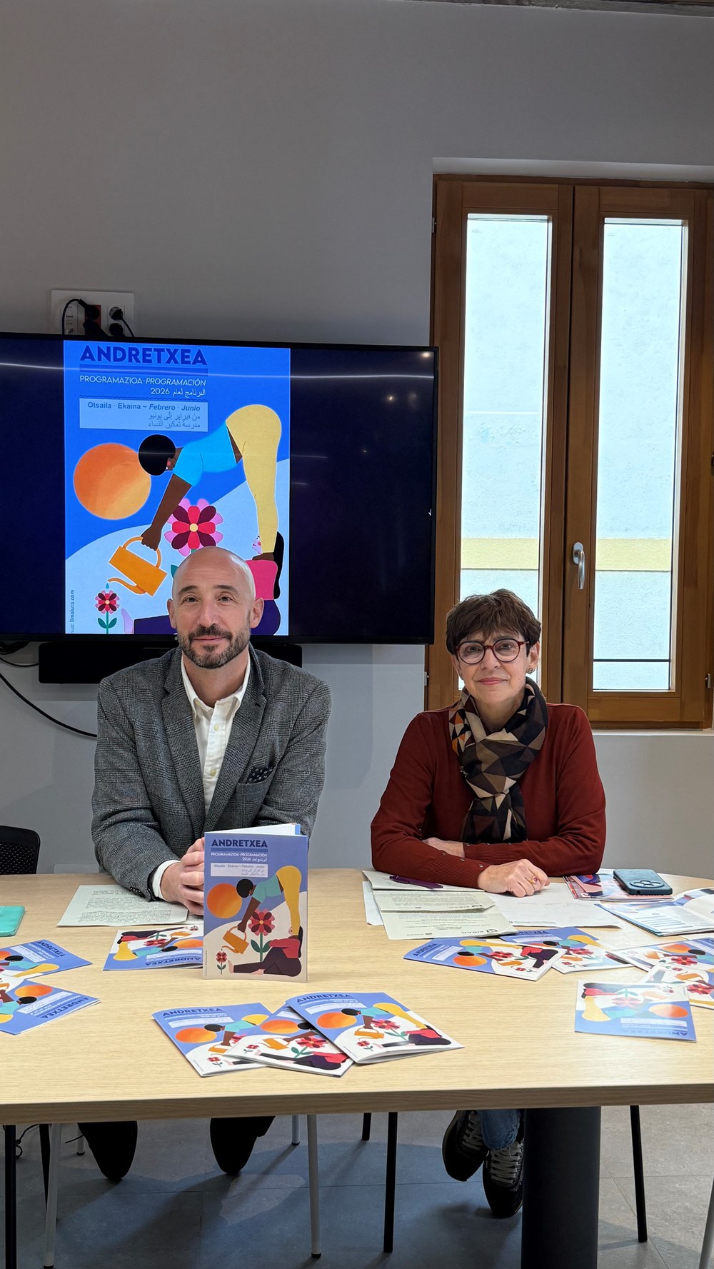 Jon Iraola alkatea eta Elena Ibañez, Berdintasuneko zinegotzia.