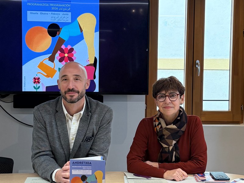 Jon Iraola alkatea eta Elena Ibañez, Berdintasuneko zinegotzia.