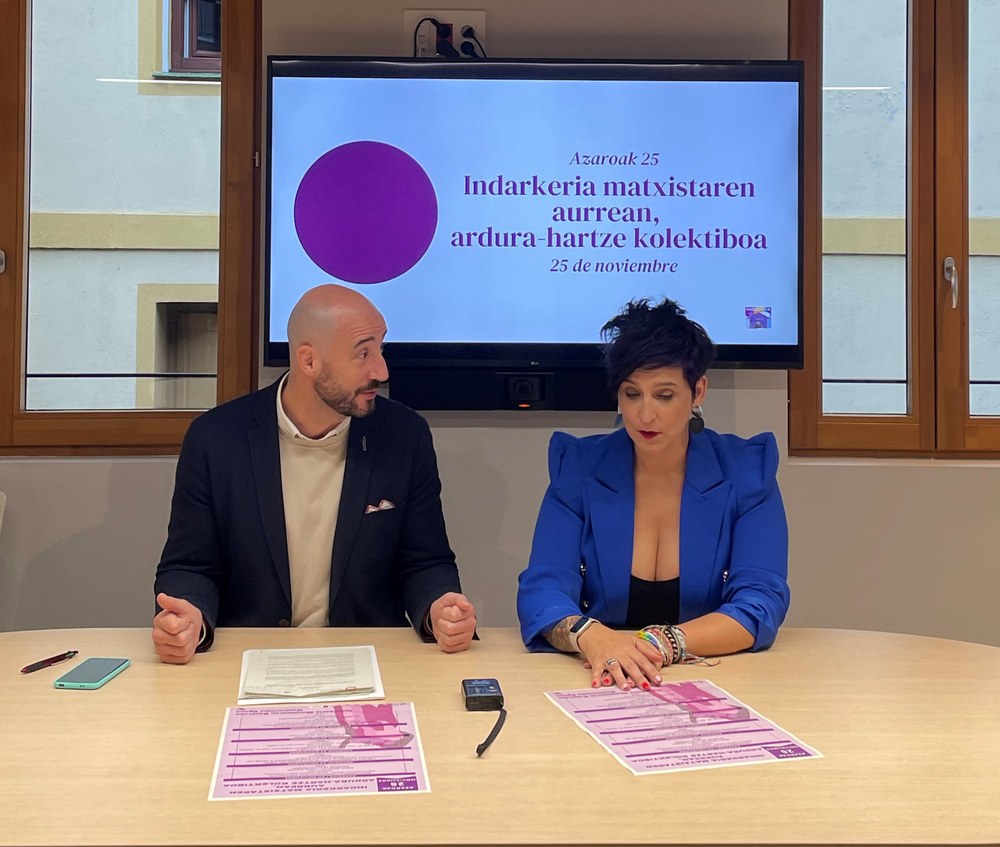 Jon Iraola alkatea eta Sonia Archeli Berdintasuneko eta Gizartekintzako zinegotzia.