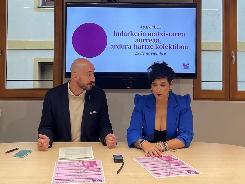 Jon Iraola alkatea eta Sonia Archeli Berdintasuneko eta Gizartekintzako zinegotzia.