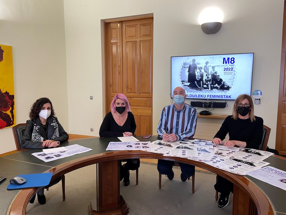 Udalak, herriko entitate eta elkarterekin batera, jarduera-programa zabala antolatu du Emakumearen Nazioarteko Egunaren harira 2022 urteko martxoaren 8aren baitan Eibarren antolatutako egitarauaren aurkezpenaren irudia.