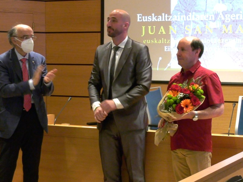 Eukaltzaindiak Eibarren egin zuen osoko bilkura Juan San Martin omentzeko Juan San Martin omendu du Eibarko Udalak, bere seme kuttunetakoaren jaiotzaren mendeurrenean.