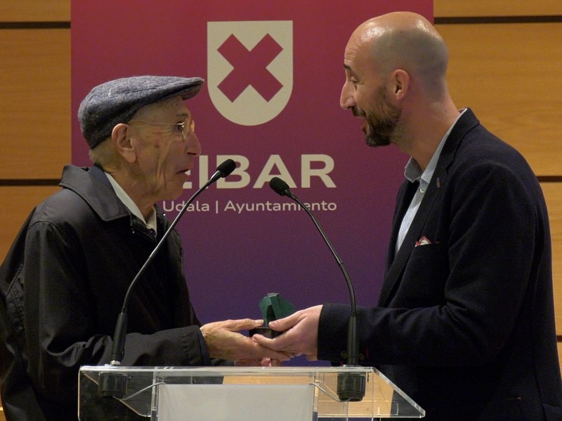 Eibarko Udalak Felix Elcoroiribe omendu zuen joan den larunbatean, Txopitea eta Pakea saria emanez.