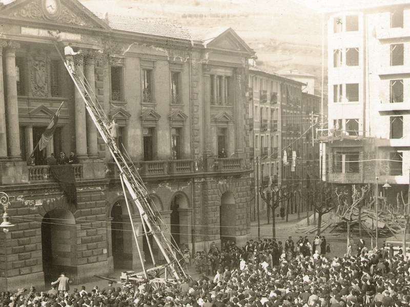 II. Errepublikaren aldarrikapenaren 90. urteurrena ospatzeko ekitaldiak Eibarren Eibarko Udalak hainbat jarduera antolatu du II. Errepublikaren aldarrikapenaren 90. urteurrena oroitzeko.