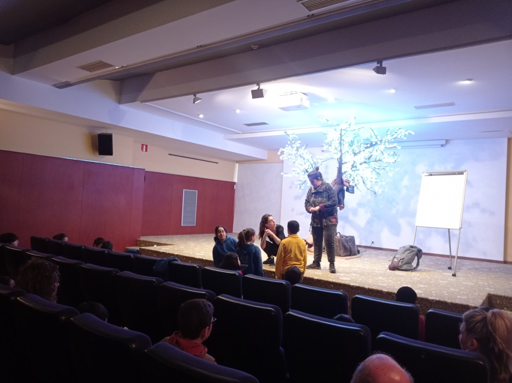 Alpistegia antzerki emanaldia LH5 mailako ikasleentzat Urkizuko umeak emanaldian