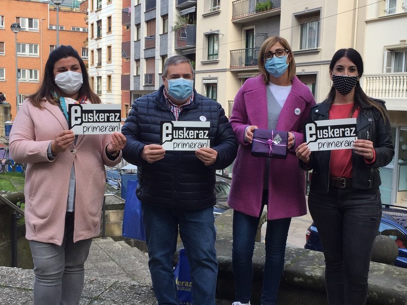 Eta kittoko kideak, Dendarien elkarteko ordezkaria eta Udaleko Euskara batzordeburuaren argazkia prentsaurrekoan