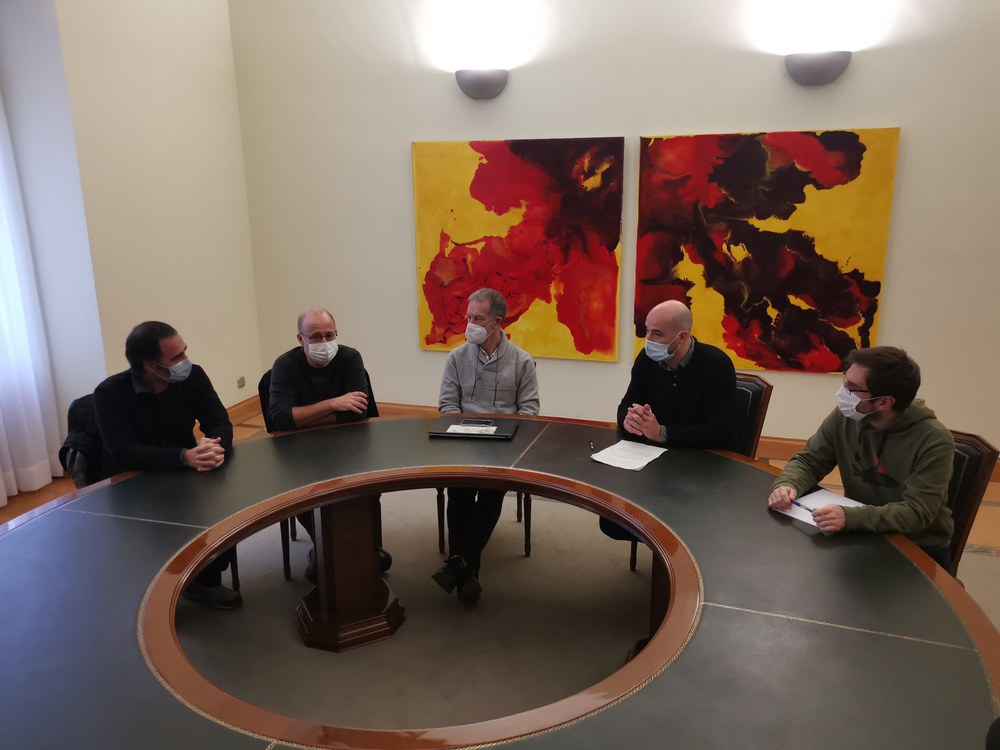 XV. Juan San Martin beka Eduardo Apodakak, Joseba Gabilondok eta Mitxelko Urangak osatutako taldeak irabazi du Prentsaurrekoko argazkia