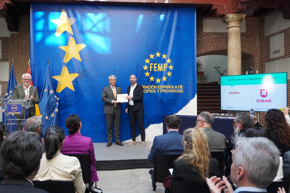 Eibarko alkateak Madrilen jaso du 2025eko "Audaz Locales" sarietako aitortza nazionala, gardentasunaren arloko jardunbide egokiengatik Jon Iraola “Audaz Locales 2025” sariak eta aitortzak banatzeko ekitaldian.