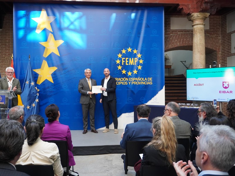 Eibarko alkateak Madrilen jaso du 2025eko "Audaz Locales" sarietako aitortza nazionala, gardentasunaren arloko jardunbide egokiengatik