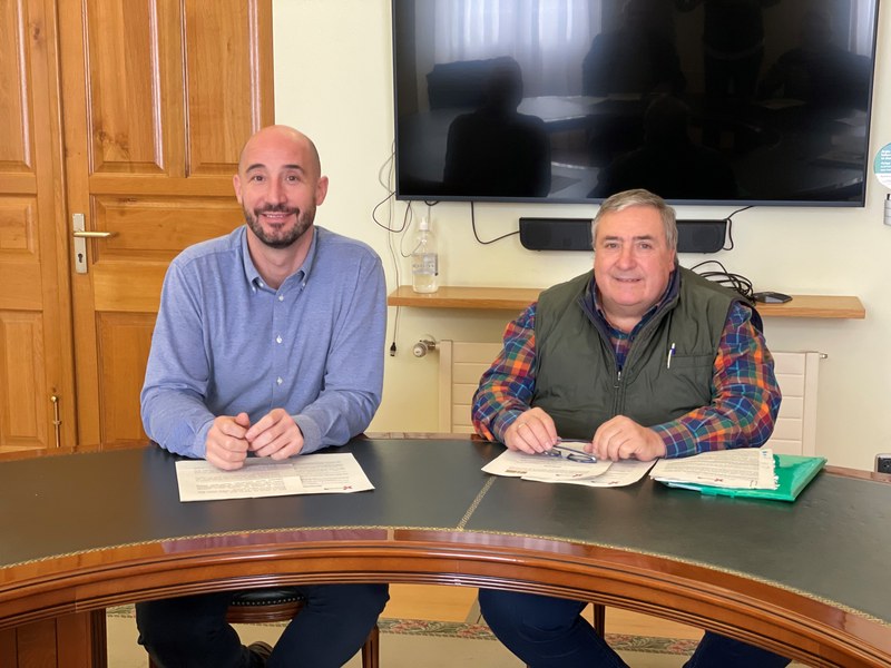  Jon Iraola alkateak eta Patxi Lejardi Kultura zinegotziak Eibarko Antzerki Jardunaldien 46. edizioaren balantzearen berri emateko egindako prentsaurrekoaren irudia.