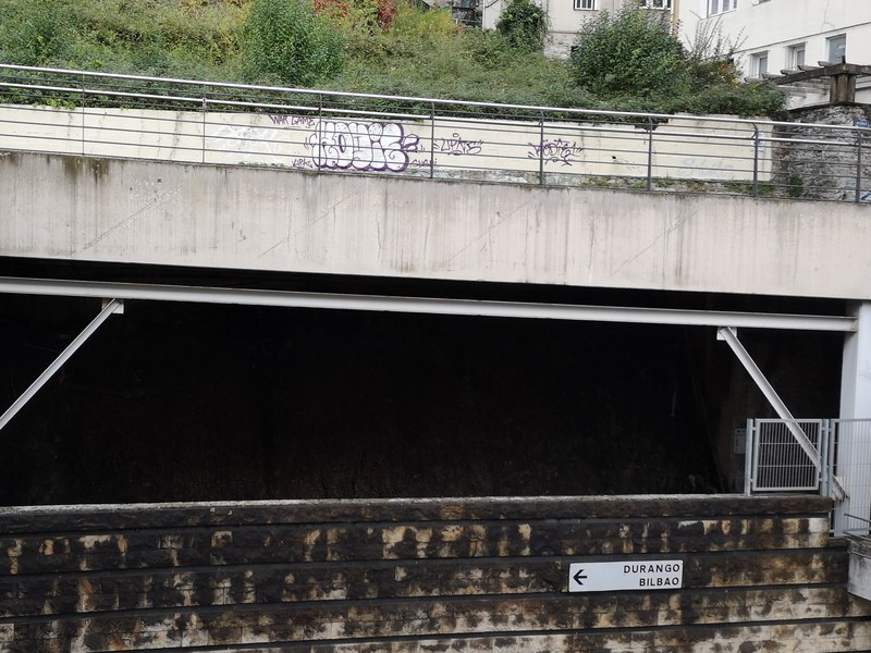 "Pintadak zulo beltzetik gora"