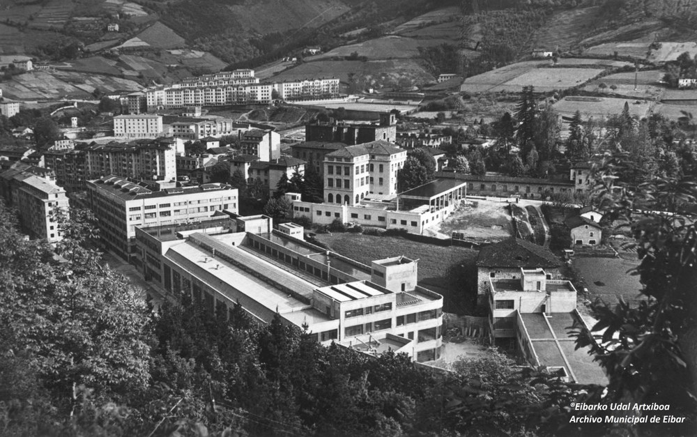 Alfaren sorreraren mendeurrena (1920-2020) gogoratzeko, urtarrilean, argazki handi bat jarriko da Legarre 19ko horman.