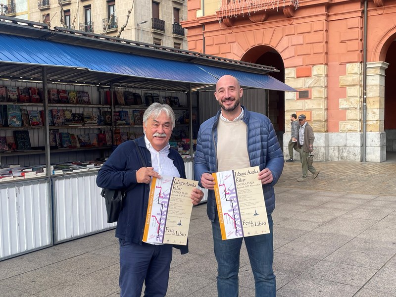 Ezkerretik eskumara, Asier Muniategi, Euskadiko Liburu Azoken koordinatzailea eta Jon Iraola, Eibarko alkatea.