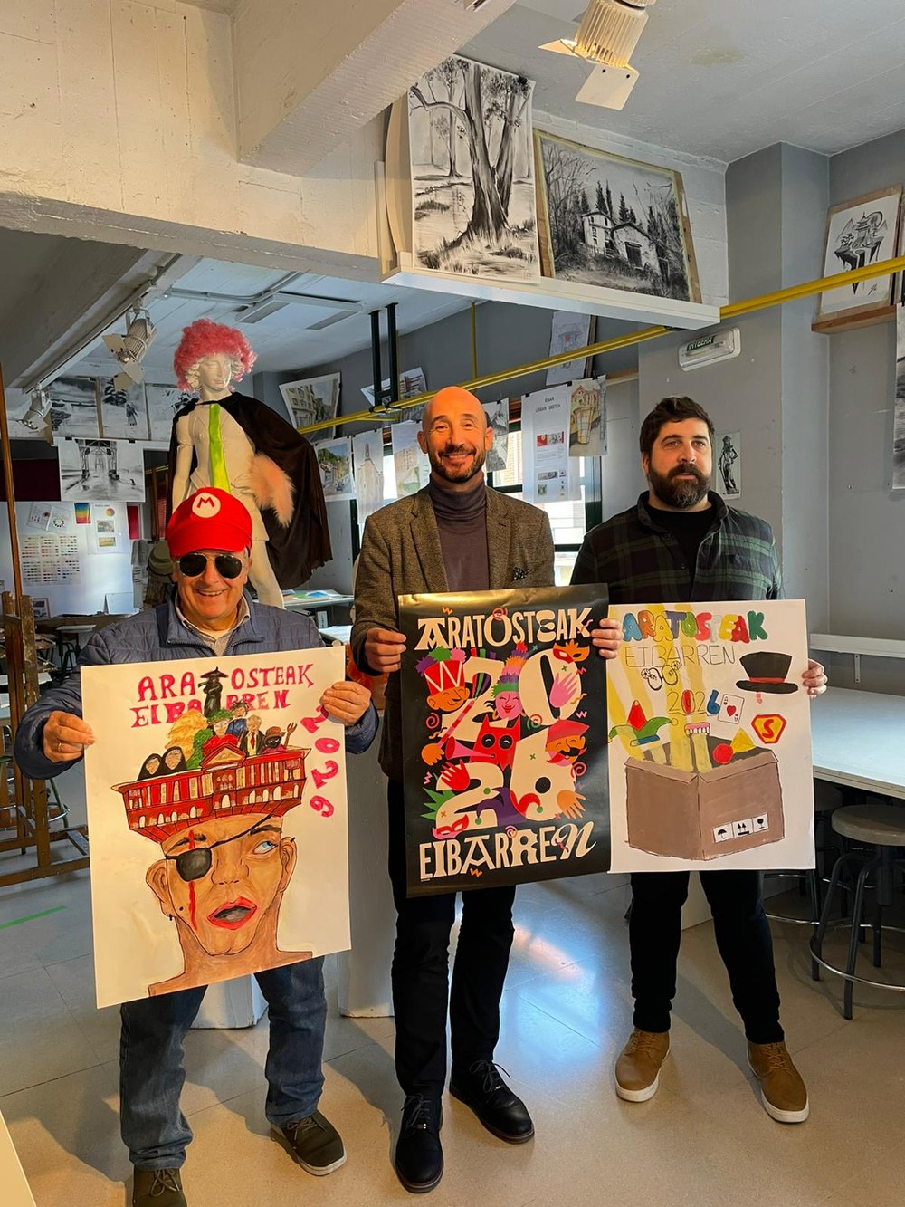 Ezkerretik eskumara, Patxi Lejardi, Jaietako zinegotzia, Jon Iraola alkatea eta Andoni Zabala Kultura zinegotzia.