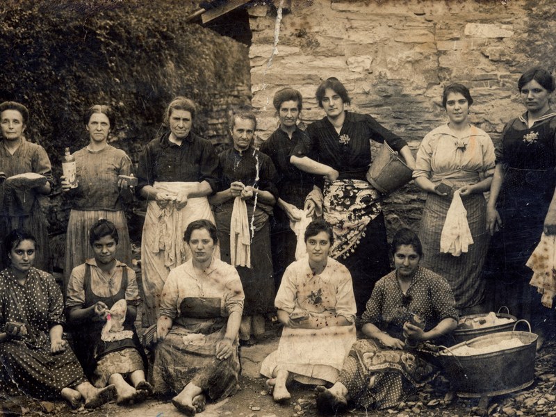 Ardantzako labaderoko garbitzaileak  XX. mendearen hasieran garbitzeko behar zituzten gauzekin. Argazkia: Rosario Aramburu Bilduma (Ego Ibarrari utzitakoa).