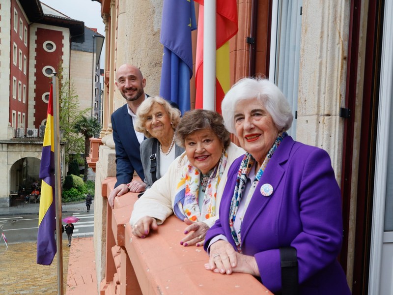 Jon Iraola alkatea, eta Manuela Carmena, Cristina Almeida eta Paca Sauquillo.
