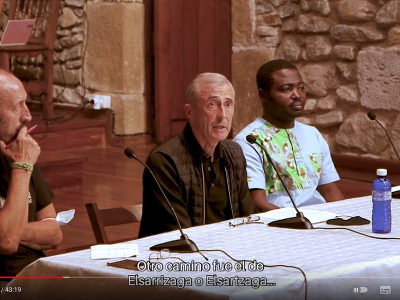 Joxean Urkia (Behetarrak elkartea), Jabier Elorza historialaria eta Jacky Kokoto parrokoa, hitzaldiaren une batean (2021/09/16).